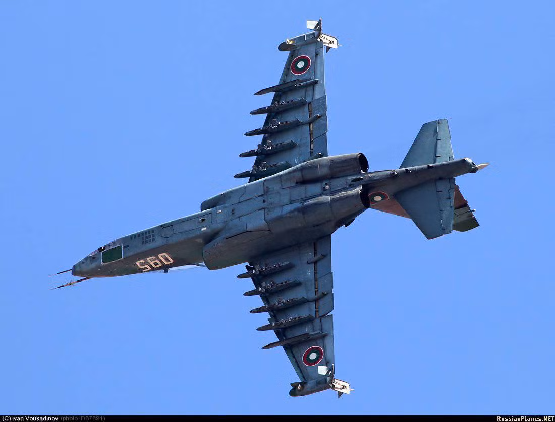 Sự căng thẳng của hai bên đẩy Không quân Bulgaria vào tình trạng chỉ còn một nửa sức chiến đấu, vì hiện trong nước họ chỉ còn 6 chiếc Su-25 và 15 chiếc MiG-29. Bulgaria đã mua 8 chiếc F-16V Block 70 của Mỹ nhưng số này sẽ khó mà được chuyển giao trước cuối năm 2023. Đến đây, có lẽ Không quân Bulgaria chắc chỉ còn nước “cầu chúa” mong quan hệ Belarus với NATO sẽ không xấu đi thêm nữa, nếu không phi công của họ sẽ không còn máy bay để dùng.