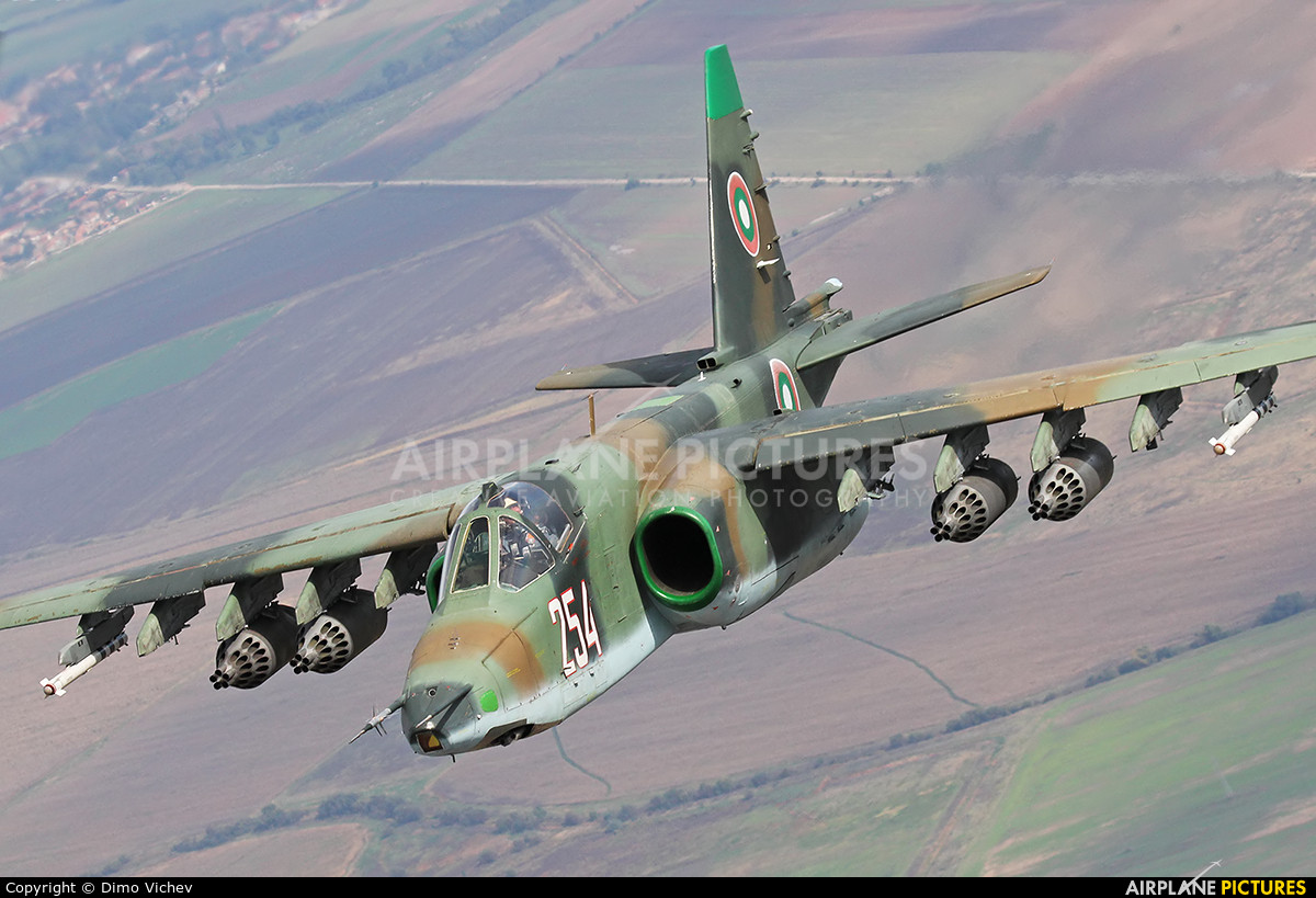 Và đó là Bulgaria - quốc gia đang gửi 8 máy bay cường kích Su-25K tới Belarus để hiện đại hóa. Thỏa thuận này được ký vào tháng 11/2018 trước khi Belarus gặp vấn đề về chính trị, Quân đội Bulgaria đã ký thỏa thuận với nhà máy hàng không 558 để đại tu, tăng hạn và hiện đại hóa nhỏ 14 máy bay cường kích Su-25 với tổng trị giá 88 triệu euro bao gồm cả thuế VAT.