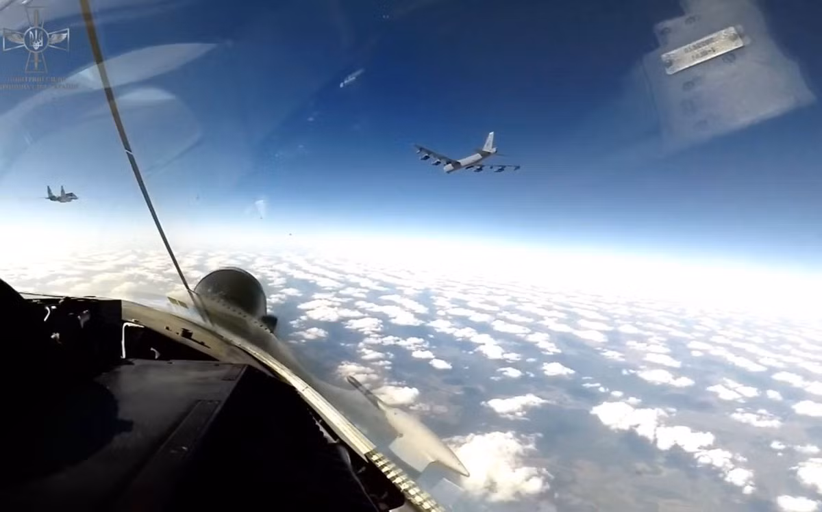 Theo các nguồn tin không chính thức, thậm chí các máy bay Su-27 dường như còn cố gắng ẩn mình khỏi radar trước khi tiếp cận các máy bay B-52 một cách bất ngờ nhất. Đoạn video cho thấy, các máy bay Su-27 xuất hiện ngay phía sau các máy bay B-52 một cách bất ngờ nhất, cự ly được cho là chỉ cách khoảng vài mét, hết sức nguy hiểm!