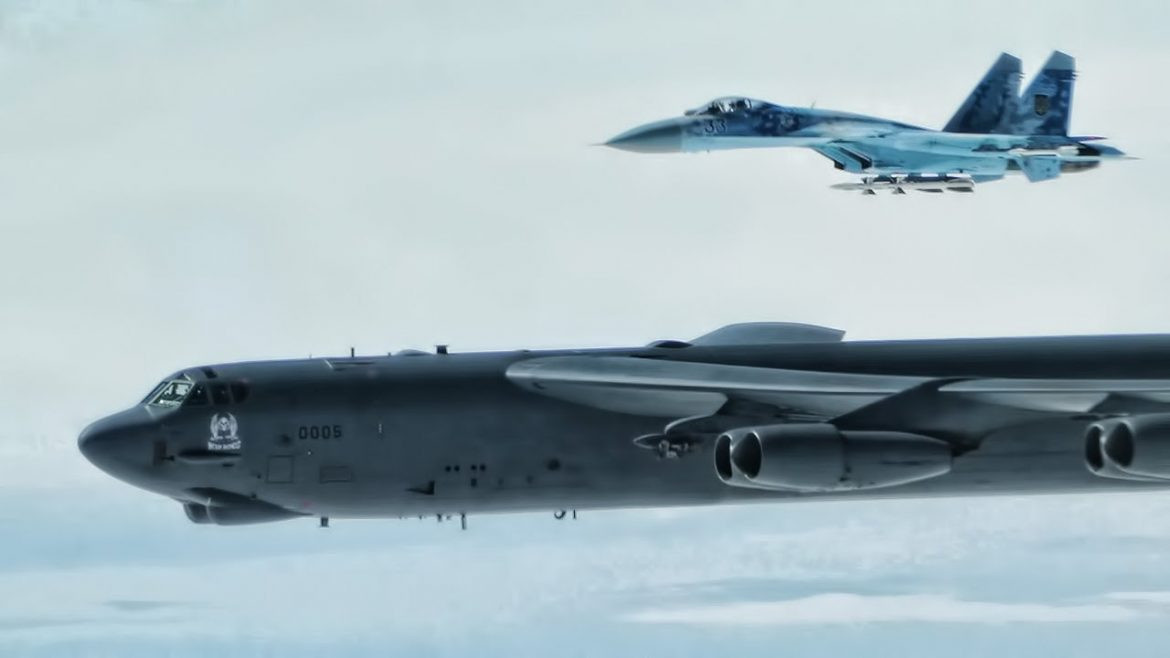 Trong đoạn video được công bố sau phi vụ không lâu, máy bay Su-27 của Ukraine đã bay quá gần, ở mức nguy hiểm so với các máy bay B-52. Hành động này dường như không có sự cho phép từ phía phi hành đoàn Mỹ.