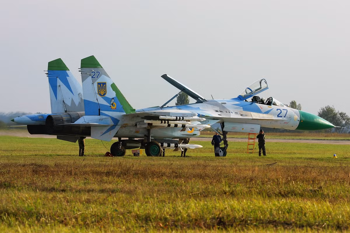 Tuy nhiên, rất khó trách Không quân Ukraine khi mà hiện tại họ không có khả năng thay thế toàn bộ hơn 50 chiếc MiG-29 và Su-27 với nền kinh tề èo uột, nợ đầm đìa, tỉ lệ thất nghiệp tăng cao, xung đột nội bộ giữa miền đông và miền tây. Còn phía Mỹ và NATO thì chỉ giúp đỡ cách thức nhỏ giọt, quan trọng là “bạn phải có tiền”.