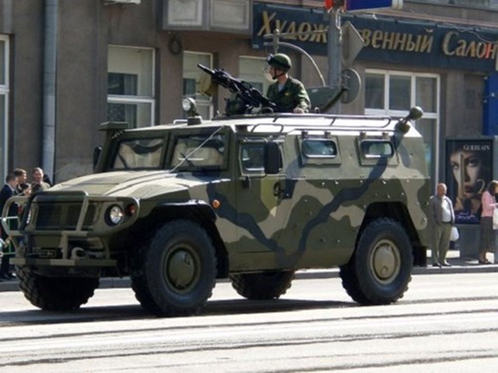 Có thể nói, người Nga đang sở hữu trong tay một dòng xe bọc thép đáng tin cậy và sau những gì trình diễn tại Syria, khả năng xuất khẩu của xe sẽ cao hơn bởi những khách hàng tiềm năng ấn tượng với dòng bọc thép chống mìn hạng nhẹ này. Ảnh: Một chiếc Tigr của Nga trên đường phố.