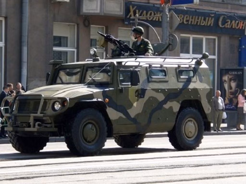 Có thể nói, người Nga đang sở hữu trong tay một dòng xe bọc thép đáng tin cậy và sau những gì trình diễn tại Syria, khả năng xuất khẩu của xe sẽ cao hơn bởi những khách hàng tiềm năng ấn tượng với dòng bọc thép chống mìn hạng nhẹ này. Ảnh: Một chiếc Tigr của Nga trên đường phố.