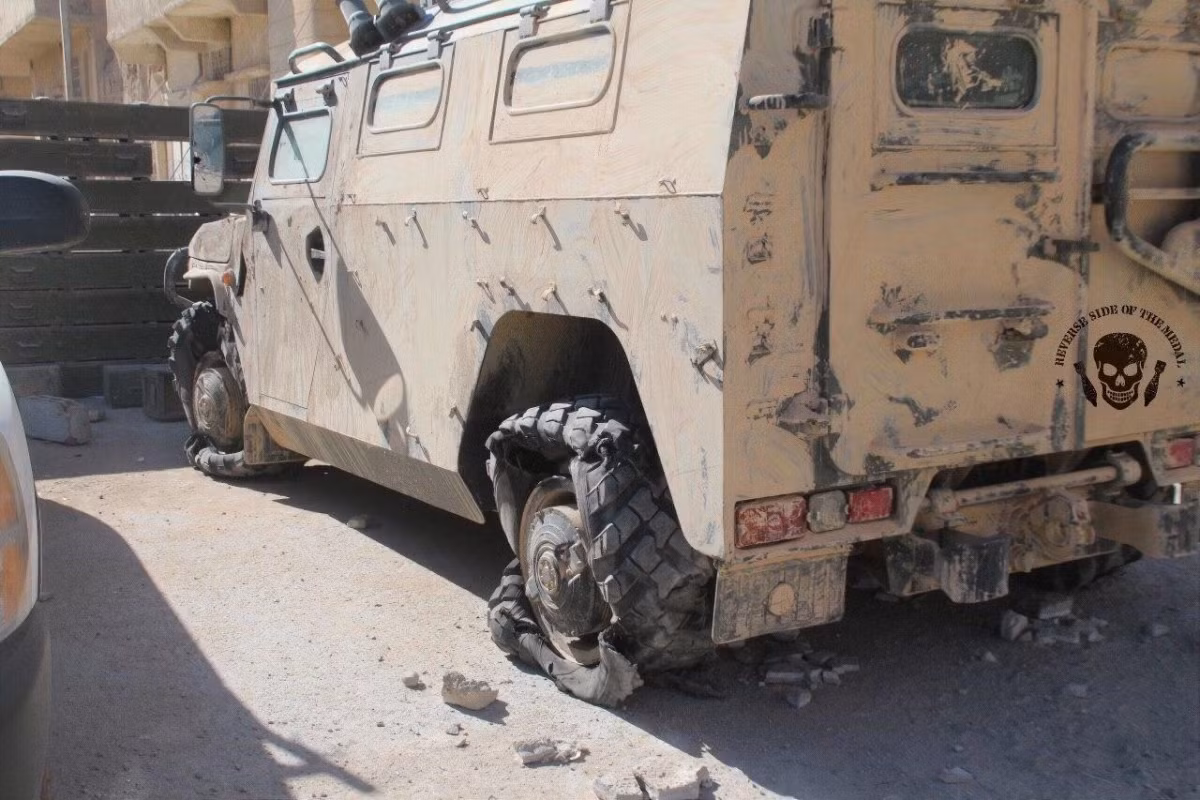 Một điều đáng chú ý là chiếc xe bọc thép của Nga được trát bùn lên xung quanh xe để tạo tính ngụy trang, cho thấy chiếc xe đang hoạt động ở khu vực sa mạc. Các cửa sổ xe cũng được trét bùn để ngăn ánh kính phản quang từ tia nắng mặt trời nhằm không làm lộ vị trí xe. Điều này cũng cho thấy rằng những chiếc Tigr này được triển khai ở miền đông Syria. Ảnh: Chiếc xe bọc thép Tigr nhìn từ phía sau.