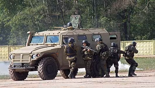 Xe có chiều dài tổng thể 5.6m, cao 2.5m, rộng 2.4m, khoảng sáng gầm 400mm, được thiết kế để có thể chở theo 9 binh sĩ và kíp lái 2 người. Trọng lượng 5.3 tấn và có thể tải theo 1.5 tấn. Ảnh: Binh sĩ triển khai từ trong xe bọc thép Tigr.