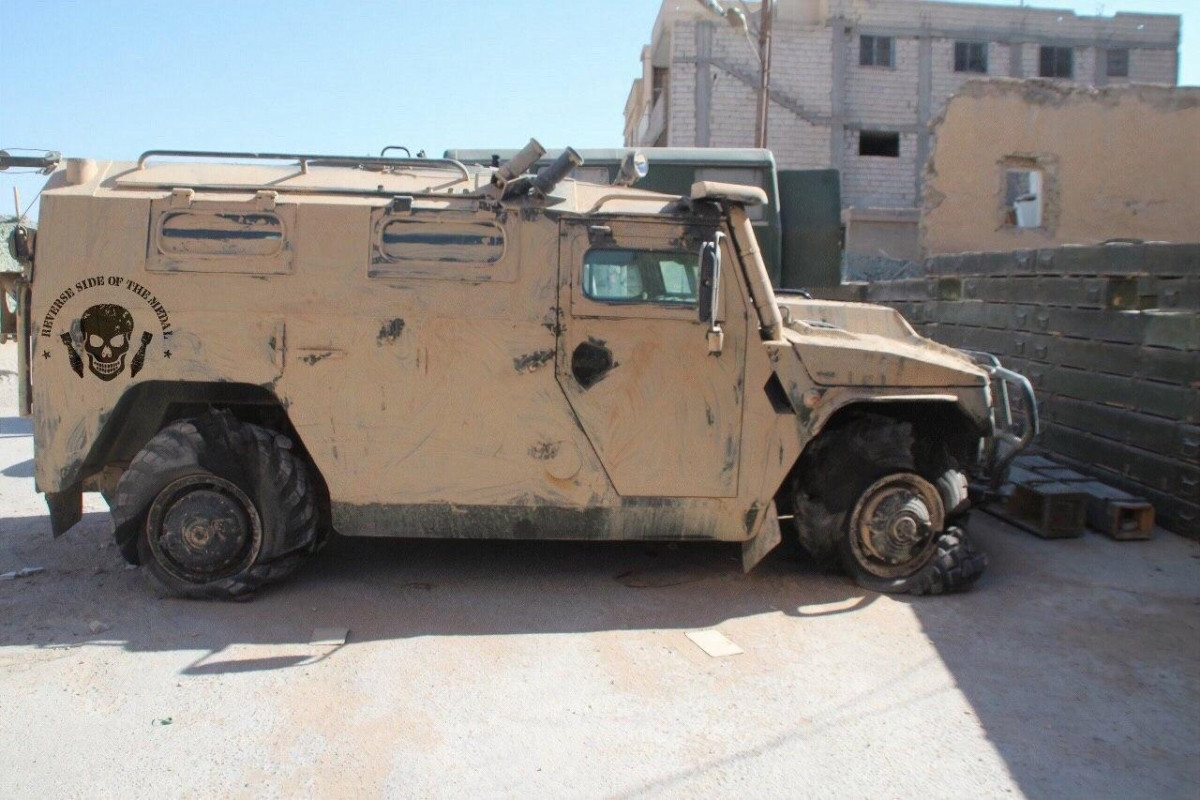 Mới đây, trên mạng xã hội Nga lan truyền một hình ảnh xe bọc thép hạng nhẹ Gaz 2330 Tigr của quân đội Nga bị tấn công khi đang tác chiến trên chiến trường Syria. Điều đáng nói là dù cho cả bốn lốp xe hỏng nặng và phần trước hư hại, tuy nhiên phương tiện vẫn có thể sống sót và toàn bộ binh sĩ bên trong đều được bảo vệ an toàn. Ảnh: Chiếc Tigr của Nga sau cuộc tấn công.