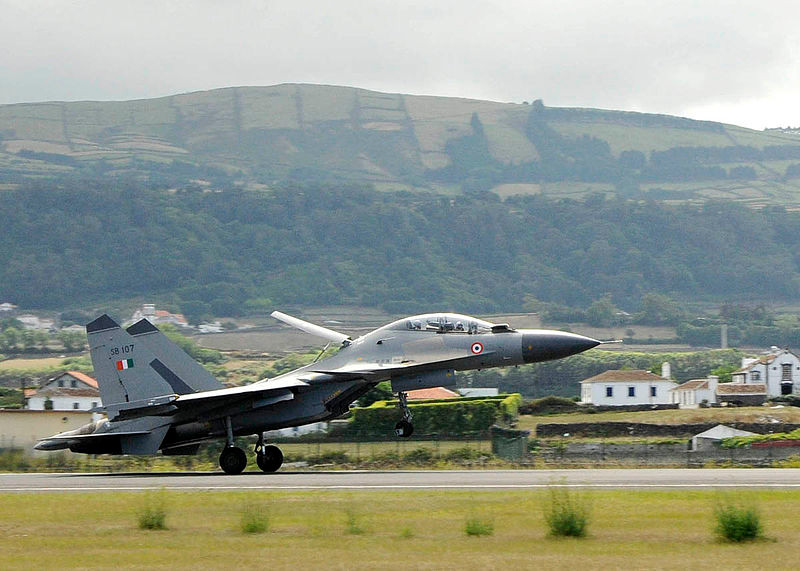 Không quân Ấn Độ đã khai thác Su-30MKI từ 16 năm trước, và đa phần số Su-30MKI được sản xuất tại Ấn Độ bởi công ty hàng không Hindustan; Su-30MKI được đánh giá là loại chiến đấu cơ có khả năng cơ động cũng như tính năng tiên tiến nhất thế giới. Ảnh: Máy bay Su-30MKI - Nguồn: Wikipedia.