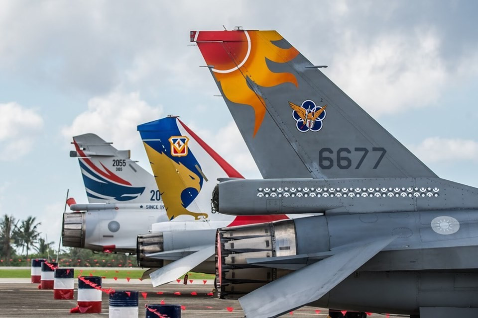 Zhu Feng nhấn mạnh, sau một thời gian tạm yên ổn, việc Mỹ tiếp tục bán máy bay chiến đấu F-16 cho Đài Loan với số lượng lớn nhất từ trước đến nay, việc này chắc chắn sẽ khiến quan hệ hai bờ eo biển thêm căng thẳng và sóng gió. Ảnh: Chiến đấu cơ F-16A mà Đài Loan mua của Mỹ năm 1992 - Nguồn: Wikipedia.