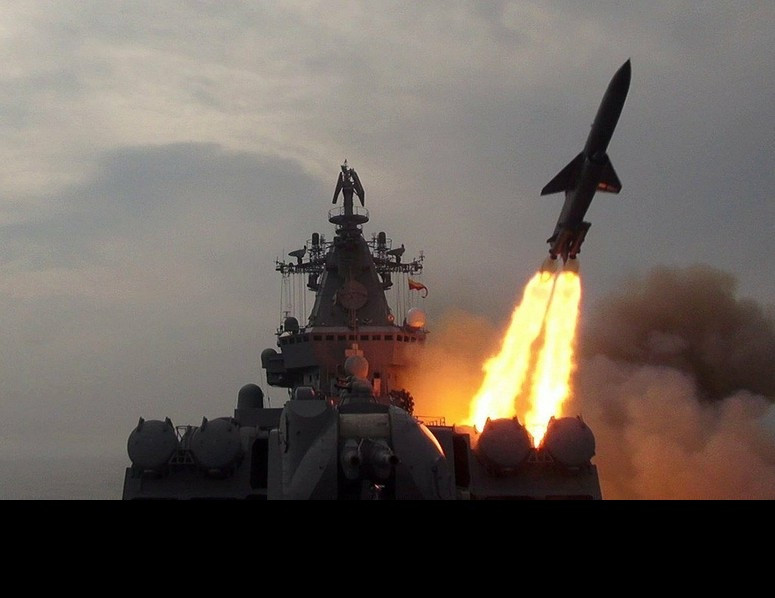 Khi nhóm tên lửa được phóng, nếu không có máy bay chỉ điểm một trong số các tên lửa sẽ bay lên độ cao 7000 m để tìm mục tiêu bằng ra đa còn các tên lửa khác sẽ bay ở độ cao thấp để tránh bị phát hiện, nếu nó phát hiện ra các mục tiêu các tên lửa sẽ chia nhau lao vào. Đặc biệt nếu tên lửa phát hiện ra tàu sân bay thì theo lập trình hơn nửa số tên lửa được phóng sẽ lao vào mục tiêu quan trọng này số còn lại sẽ tấn công các mục tiêu khác để mở đường. Nếu tên lửa dò tìm trên cao bị bắn hạ một trong nhóm tên lửa ở dưới sẽ bay lên thế chỗ để tiếp tục tìm và duy trì khóa mục tiêu. Ảnh: Wikipedia