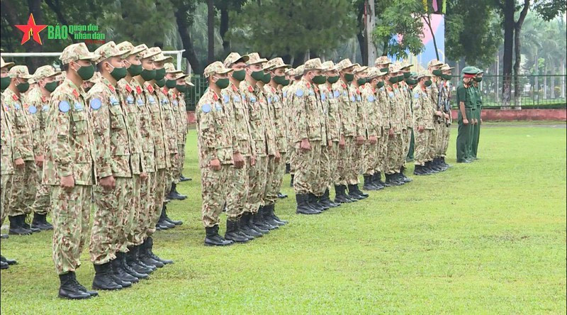 Được biết, đây là lần đầu tiên Việt Nam cử chiến sĩ đặc công tham gia vào hoạt động Gìn giữ Hòa bình của Liên Hợp Quốc, trong đội hình bảo vệ đội công binh. Qua đó cho thấy một trách nhiệm vô cùng cao cả và nặng nề đối với người lính đặc công đặc biệt tinh nhuệ, phải đảm bảo an toàn tuyệt đối cho các chiến sĩ ta trong quá trình thực hiện nhiệm vụ tại phái bộ nước ngoài, cũng là cơ hội để họ thể hiện bản lĩnh, xứng đáng tiếp nối truyền thống đánh hiểm thắng lớn của cha anh, xứng đáng với niềm kỳ vọng của cấp trên và quân đội. Ảnh: Khối chiến sĩ công binh tại buổi lễ ra quân huấn luyện ngày 3/8 - Nguồn: QĐND Online.