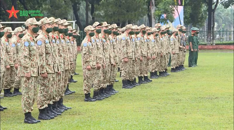 Được biết, đây là lần đầu tiên Việt Nam cử chiến sĩ đặc công tham gia vào hoạt động Gìn giữ Hòa bình của Liên Hợp Quốc, trong đội hình bảo vệ đội công binh. Qua đó cho thấy một trách nhiệm vô cùng cao cả và nặng nề đối với người lính đặc công đặc biệt tinh nhuệ, phải đảm bảo an toàn tuyệt đối cho các chiến sĩ ta trong quá trình thực hiện nhiệm vụ tại phái bộ nước ngoài, cũng là cơ hội để họ thể hiện bản lĩnh, xứng đáng tiếp nối truyền thống đánh hiểm thắng lớn của cha anh, xứng đáng với niềm kỳ vọng của cấp trên và quân đội. Ảnh: Khối chiến sĩ công binh tại buổi lễ ra quân huấn luyện ngày 3/8 - Nguồn: QĐND Online.