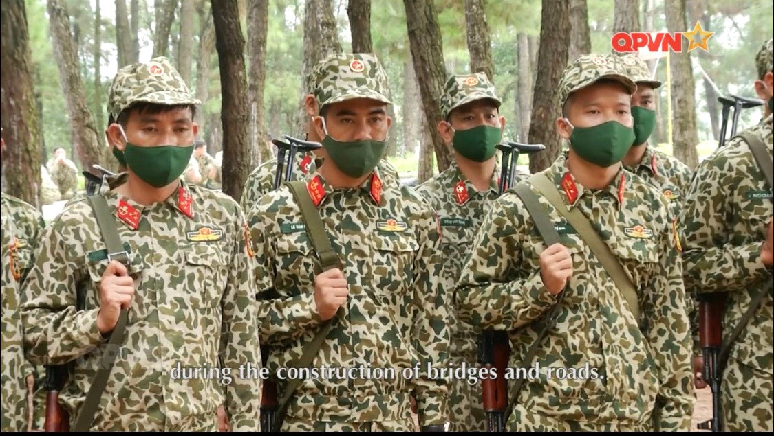 Có thể thấy rằng, đây là các bài tập nhẹ nhằm nâng cao khả năng chiến đấu cho người lính. Khi sang chiến đấu thực tế tại phối bộ tại nước ngoài, các chiến sĩ ta sẽ được trang bị thêm các loại áo giáp chống đạn, mũ chống đạn và các loại vũ khí cá nhân mạnh mẽ để có khả năng bảo vệ cao, giảm thiểu thương vong không đáng có và tự vệ bản thân tốt hơn. Ảnh: Đội hình chiến sĩ đặc công sẽ tham gia bảo vệ phân đội công binh trong hoạt động Gìn giữ Hòa bình lần này.