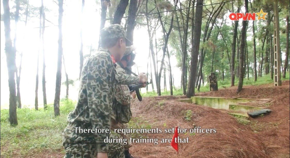 Không những huấn luyện chiến đấu cho chiến sĩ đặc công, cấp trên cũng tổ chức đào tạo chiến đấu thực tế cho cả các chiến sĩ công binh sử dụng vũ khí để có thể tự bảo vệ mình trong các trường hợp đặc biệt trên chiến trường. Bài huấn luyện nhằm nâng cao khả năng tác chiến của người lính công binh cũng như sức khỏe và độ linh hoạt. Ảnh: Chiến đấu viên đặc công hướng dẫn chiến sĩ công binh tấn công kẻ địch bằng súng AKS.