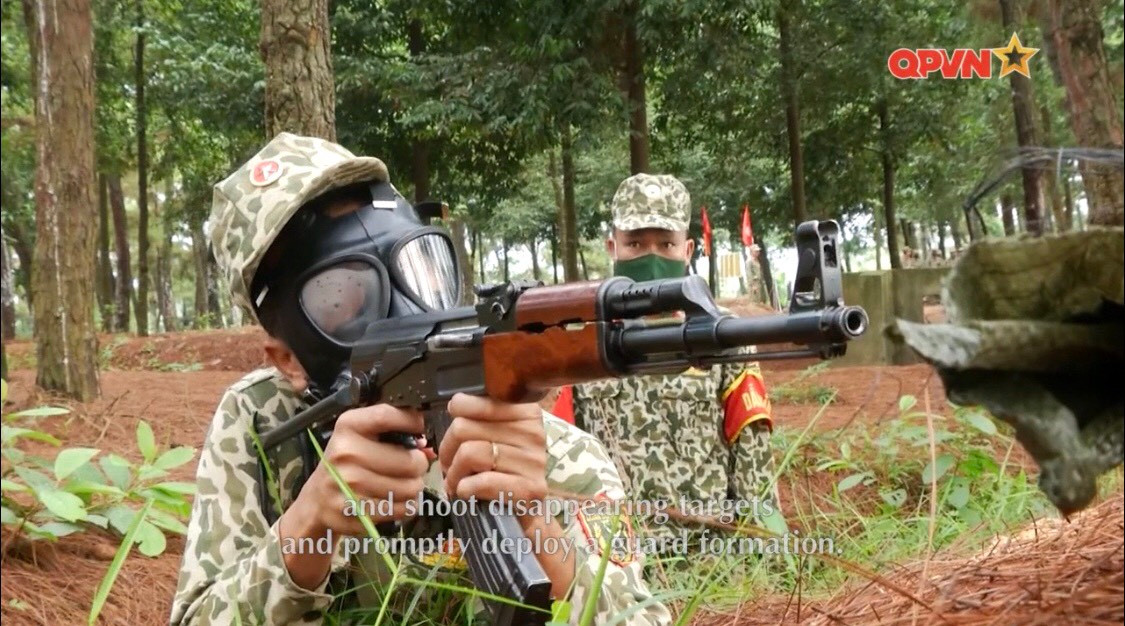 Buổi huấn luyện cũng áp dụng nhiều bài dạy về các động tác bắn có tính thực tiễn cao trên chiến trường như đứng bắn, nằm bắn, quỳ bắn, bắn găm cũng như các hoạt động tiêu diệt công sự đối phương, bắn hỗ trợ đội hình rút lui,… Ảnh: Chiến sĩ đặc công thực hành ngắm bắn với súng AKS.