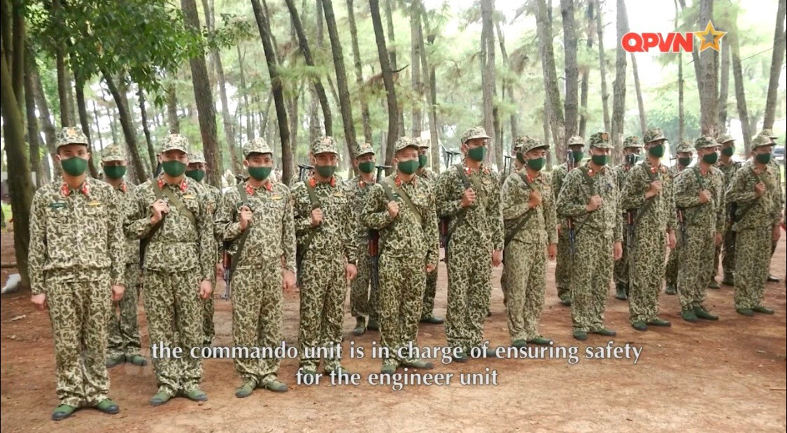 Phân đội chiến sĩ đặc công sẽ huấn luyện tác chiến đặc biệt với trọng tâm nội dung là sử dụng vũ khí để ngăn chặn đối phương và bảo vệ lực lượng của ta chứ không phải để tiêu diệt mục tiêu như trong huấn luyện chiến đấu thông thường trên chiến trường. Đây chính là một trong những đặc thù của nhiệm vụ Gìn giữ Hòa bình Liên Hợp Quốc. Ảnh: Phân đội chiến sĩ đặc công trước giờ huấn luyện.