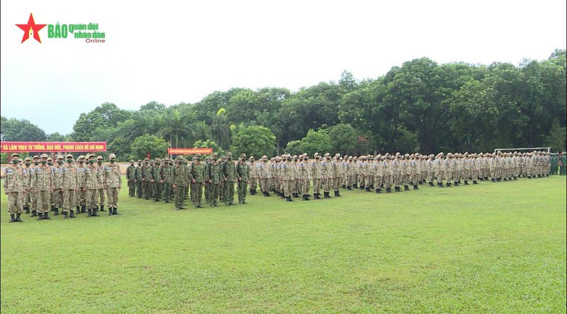 Binh chủng Công binh cũng đã tạo điều kiện tối đa cho quá trình huấn luyện trong đó chỉ đạo các Lữ đoàn, Tiểu đoàn chú trọng đào tạo cho cán bộ chiến sĩ tham gia hoạt động Gìn giữ Hòa bình, tổ túc ngoại ngữ, xây dựng thao trường sát thực tế chiến đấu và tổ chức diễn tập trên sa bàn, đào tạo sử dụng trang bị công binh hạng nặng,… Ảnh: Toàn cảnh đội hình cán bộ chiến sĩ công binh sẽ tham gia nhiệm vụ Gìn giữ Hòa bình Liên Hợp Quốc - Nguồn: QĐND Online.