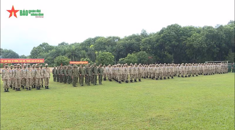 Binh chủng Công binh cũng đã tạo điều kiện tối đa cho quá trình huấn luyện trong đó chỉ đạo các Lữ đoàn, Tiểu đoàn chú trọng đào tạo cho cán bộ chiến sĩ tham gia hoạt động Gìn giữ Hòa bình, tổ túc ngoại ngữ, xây dựng thao trường sát thực tế chiến đấu và tổ chức diễn tập trên sa bàn, đào tạo sử dụng trang bị công binh hạng nặng,… Ảnh: Toàn cảnh đội hình cán bộ chiến sĩ công binh sẽ tham gia nhiệm vụ Gìn giữ Hòa bình Liên Hợp Quốc - Nguồn: QĐND Online.