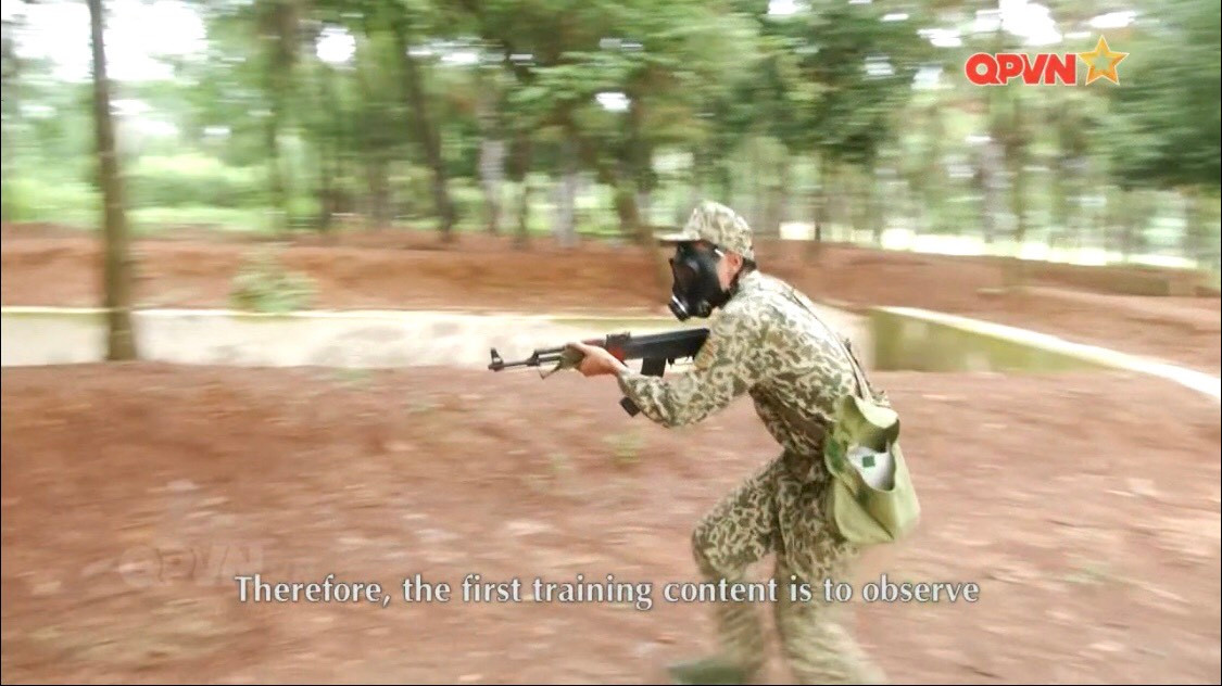 Điều kiện huấn luyện trên thao trường dưới thời tiết nắng nóng là vô cùng sát với khí hậu ở Châu Phi nơi các chiến sĩ ta sẽ trực tiếp tham gia tác chiến. Các phân đội công binh sẽ đảm bảo nhiệm vụ sửa chữa cầu đường, xây dựng cơ sở vật chất trong khi đó phân đội đặc công sẽ đảm trách nhiệm vụ bảo vệ và giữ an toàn vòng ngoài. Ảnh: Chiến sĩ đặc công Việt Nam huấn luyện chiến đấu thực tế với mặt nạ phòng hoá.