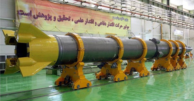 Đến năm 2013, Teheran đã làm chủ công nghệ tên lửa hành trình tấn công mặt đất tầm xa khi tuyên bố đã phát triển thành công tên lửa Sejil và Ghadr có tầm bắn 2.000 km, khiến Israel và các căn cứ Mỹ ở Vùng Vịnh đã nằm trọn trong tầm ngắm của tên lửa đạn đạo và tên lửa hành trình Iran.