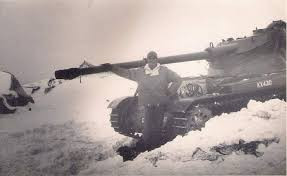 Vào năm 1962, các bản tin của Ấn Độ vào thời điểm đó cho biết, các kíp xe tăng đã nhanh chóng thích nghi với nhiệt độ rất lạnh và không khí loãng ở độ cao 4.500 m. Tuy nhiên, những chiếc xe tăng này phải đối mặt với mối đe dọa của tự nhiên hơn là mối đe dọa của con người gây ra. Ảnh: Xe tăng AMX-13 của Ấn Độ trong Chiến tranh Trung-Ấn năm 1962. - Nguồn: Flickr