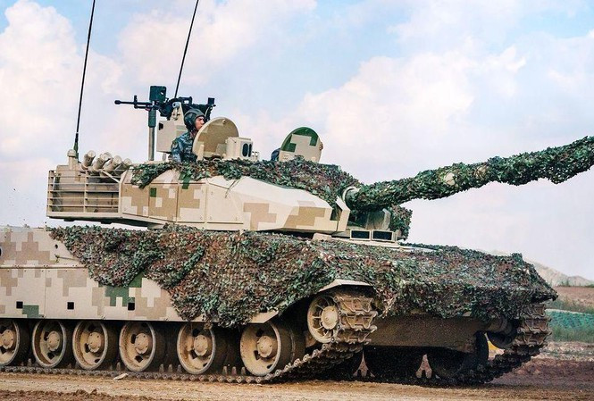 Xe tăng Type 15 của Trung Quốc là loại xe tăng hạng nhẹ, có thể dễ dàng vượt qua những con đường và cây cầu mà T-90 không thể đi qua. Ngược lại, 1.000 xe tăng T-90 của Ấn Độ trang bị có hỏa lực và khả năng bảo vệ tốt hơn. Ảnh: Xe tăng Type 15 của Trung Quốc. - Nguồn: Wikipedia