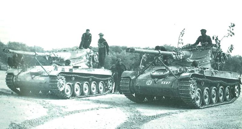 Đây không phải là lần đầu tiên Ấn Độ triển khai xe tăng ở khu vực Ladakh. Trong Chiến tranh Trung-Ấn năm 1962, Ấn Độ đã sử dụng máy bay vận tải An-12 của Liên Xô, để vận chuyển xe tăng hạng nhẹ AMX-13 do Pháp chế tạo tới Ladakh và xe tăng T-72 cũng được triển khai tới khu vực này vào năm 2016. Ảnh: Xe tăng AMX-13 của Ấn Độ. - Nguồn: Flickr 