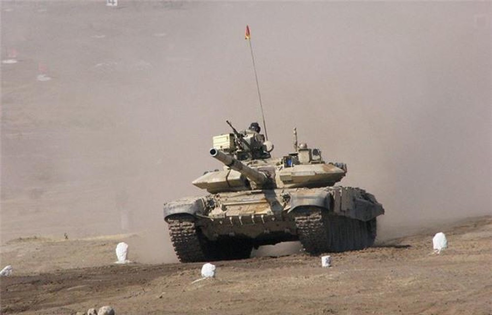 Việc Ấn Độ đưa xe tăng T-90 ra khu vực biên giới nơi xung đột, nhằm đưa ra lời cảnh báo với Trung Quốc, nếu Trung Quốc cố tình vượt qua đường biên giới. Ảnh: Xe tăng T-90S của Ấn Độ. - Nguồn: Wikipedia