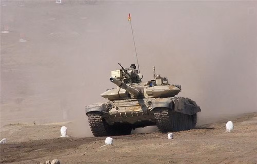 Việc Ấn Độ đưa xe tăng T-90 ra khu vực biên giới nơi xung đột, nhằm đưa ra lời cảnh báo với Trung Quốc, nếu Trung Quốc cố tình vượt qua đường biên giới. Ảnh: Xe tăng T-90S của Ấn Độ. - Nguồn: Wikipedia