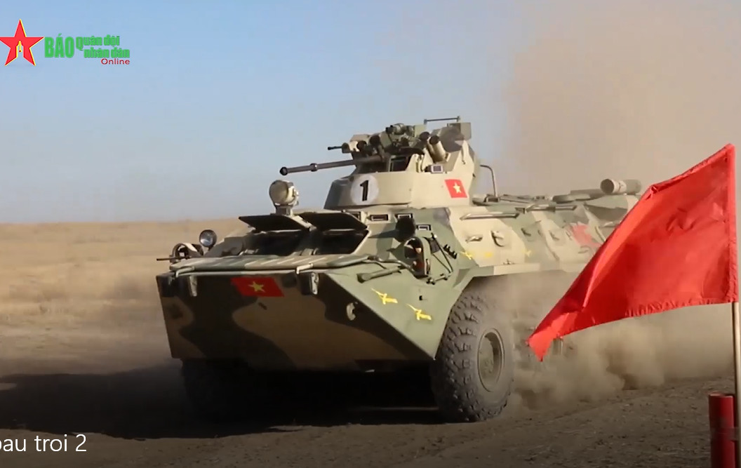 Thông tin này được xác nhận bởi các PV QĐND đang ở Nga. Theo đó, trong nội dung Bầu trời quang đãng ở Hội thao quân sự quốc tế (Army Games) 2020, bên cạnh các khí tài quân sự hiện đại như: Súng trường AK-12, xe bọc thép chở quân BTR-82A, Việt Nam và các nước còn được thực hành sử dụng tổ hợp tên lửa phòng không vác vai 9K338 Igla-S để tiêu diệt các mục tiêu bay thấp trong điều kiện tác chiến cơ động. Đây là một trong những dòng vũ khí phòng không tầm thấp lợi hại của quân đội Liên Xô và Nga. Ảnh: QĐND