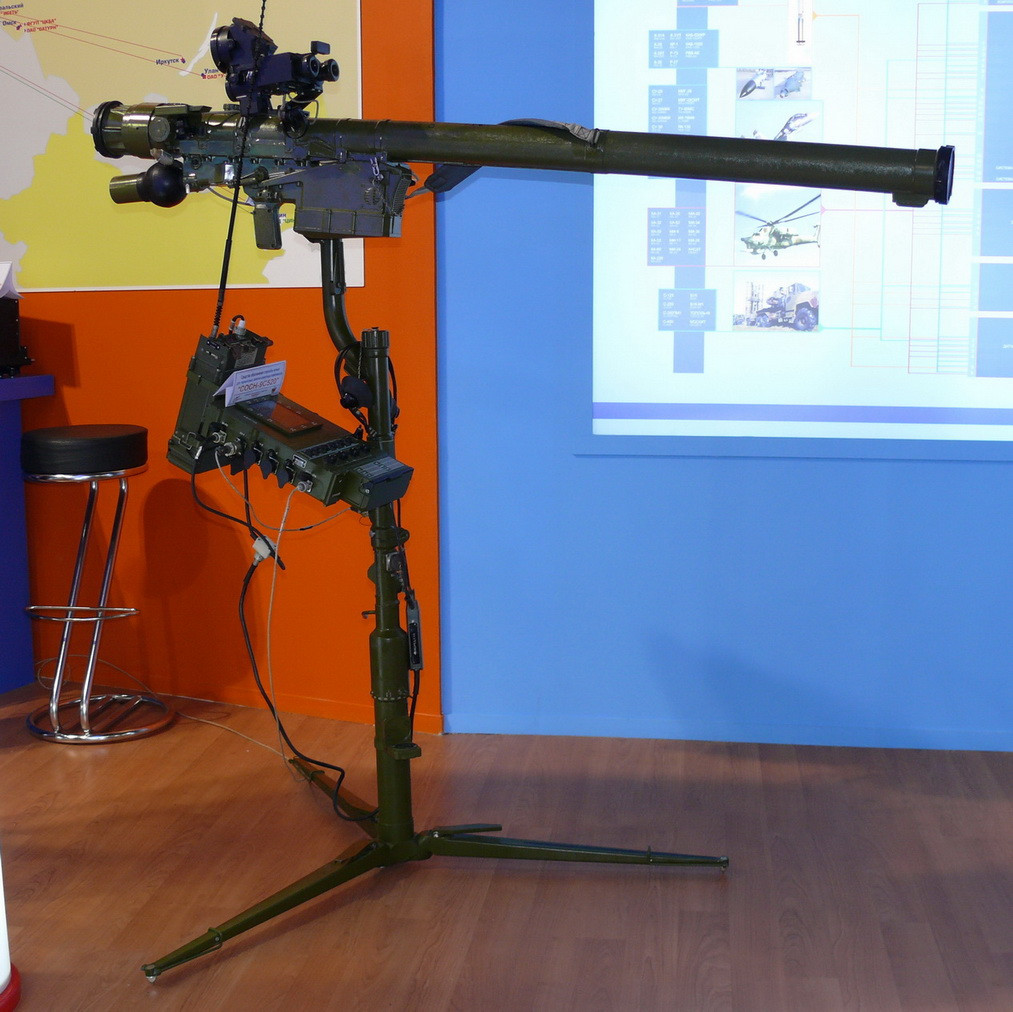 Điểm mạnh của tổ hợp Igla-S so với phiên bản Igla tiêu chuẩn là nó được trang bị khả năng phân biệt bạn-thù (Indentification Friend or Foe – IFF) giúp tránh tình trạng bắn nhầm trong chiến đấu, cũng như cải thiện nhiều đặc điểm khí động học, tầm bắn và khả năng chiến đấu so với các dòng MANPADS cũ của Liên Xô và Nga.