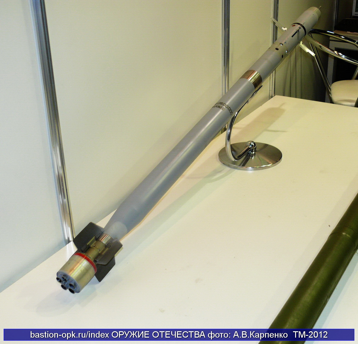 Trong ảnh là đạn tên lửa 9M33 của Igla-S, có chiều dài 1,57m, đường kính thân 72mm. Đạn tên lửa mới được cải thiện khả năng bị đánh lừa bởi pháo sáng, mồi bẫy nhiệt và cả xung điện làm nhiễu; có độ nhạy cao và bán cầu theo dõi mục tiêu lớn; tốc độ tên lửa nhanh hơn và cơ động hơn trên không…