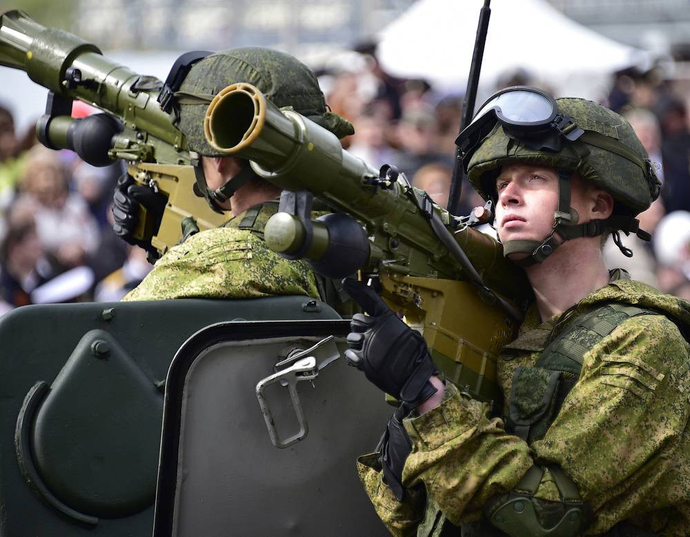 Igla-S hiện đã được biên chế cho quân đội Liên bang Nga từ những năm 2004 và được trang bị rộng rãi cho các đơn vị lục quân với vai trò là “lá chắn bảo vệ” tầm thấp cho các đơn vị tác chiến cơ động.