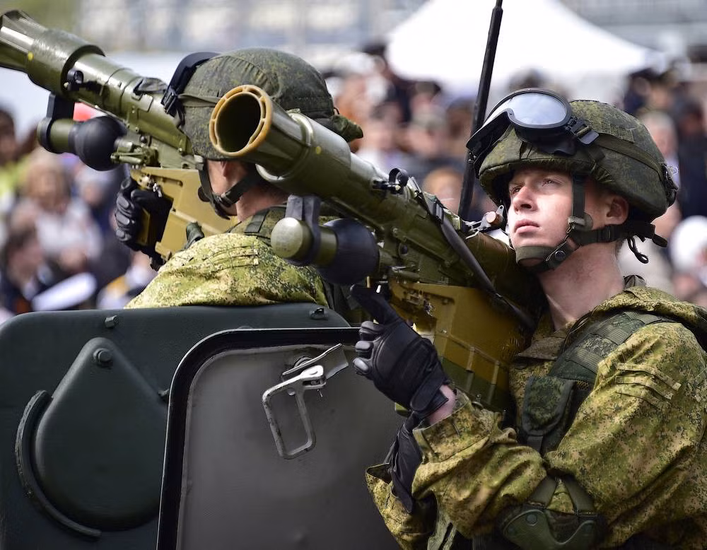 Igla-S hiện đã được biên chế cho quân đội Liên bang Nga từ những năm 2004 và được trang bị rộng rãi cho các đơn vị lục quân với vai trò là “lá chắn bảo vệ” tầm thấp cho các đơn vị tác chiến cơ động.