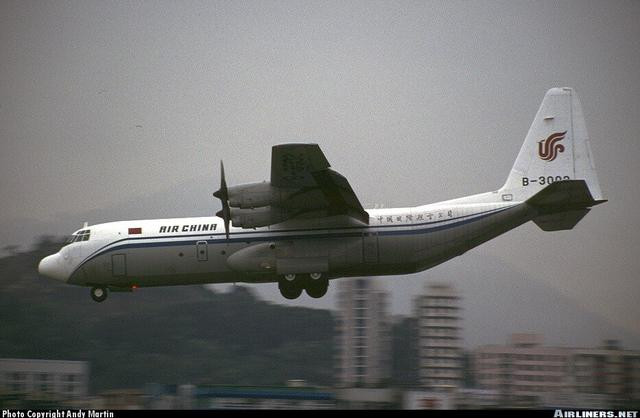 Đến cuối những năm 1980, mối quan hệ Mỹ - Trung bắt đầu đi xuống, kéo theo đó việc đình chỉ các hoạt động hợp tác quân sự. Washington và phương Tây còn áp đặt lệnh cấm vận vũ khí với Bắc Kinh. Ảnh: Chiếc L-100 (phiên bản dân sự của C130) mà Mỹ bán cho Trung Quốc - Nguồn: Sina.