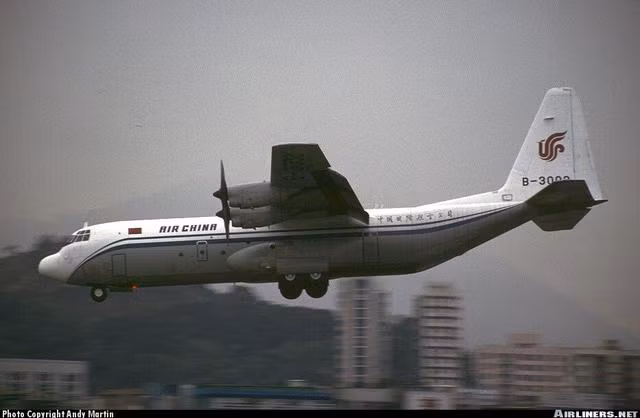 Đến cuối những năm 1980, mối quan hệ Mỹ - Trung bắt đầu đi xuống, kéo theo đó việc đình chỉ các hoạt động hợp tác quân sự. Washington và phương Tây còn áp đặt lệnh cấm vận vũ khí với Bắc Kinh. Ảnh: Chiếc L-100 (phiên bản dân sự của C130) mà Mỹ bán cho Trung Quốc - Nguồn: Sina.