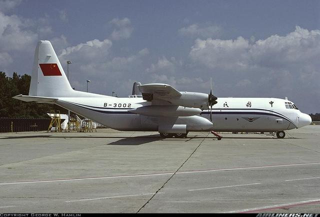 Các thông số của máy bay vận tải L-100 gần giống với máy bay vận tải C-130, với trọng lượng cất cánh tối đa 70 tấn và tầm bay thẳng gần 9.000 km. Tuy nhiên do nền kinh tế của Trung Quốc khi đó còn khó khăn, Trung Quốc chỉ mua 2 chiếc L-100. Ảnh: Chiếc L-100 (phiên bản dân sự của C130) mà Mỹ bán cho Trung Quốc - Nguồn: Sina.