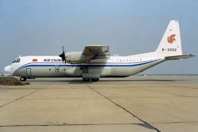Đối với loại máy bay L-100, Mỹ cũng cấm xuất khẩu sang Trung Quốc. Năm 2010, Mỹ đã nới lỏng các hạn chế đối với việc bán phụ tùng máy bay vận tải L-100 cho Trung Quốc, nhưng 2 chiếc máy bay này của Trung Quốc đã ngừng hoạt động. Ảnh: Chiếc L-100 (phiên bản dân sự của C130) mà Mỹ bán cho Trung Quốc - Nguồn: Sina.