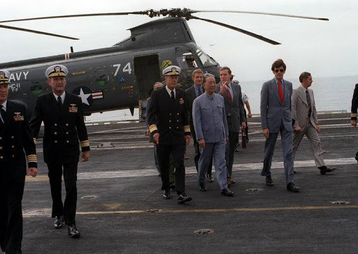 Mặc dù muốn lợi dụng Trung Quốc để chống Liên Xô, nhưng các nhà lãnh đạo Mỹ cũng hiểu rõ "tư tưởng nước lớn" của Trung Quốc, vì vậy Mỹ vẫn giữ thái độ "cảnh giác" trước Trung Quốc. Ảnh: Nhà lãnh đạo Trung Quốc Cảnh Tiêu (giữa ảnh) trong chuyến thăm Mỹ vào năm 1983 - Nguồn: nara.getarchive.