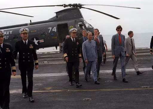 Mặc dù muốn lợi dụng Trung Quốc để chống Liên Xô, nhưng các nhà lãnh đạo Mỹ cũng hiểu rõ "tư tưởng nước lớn" của Trung Quốc, vì vậy Mỹ vẫn giữ thái độ "cảnh giác" trước Trung Quốc. Ảnh: Nhà lãnh đạo Trung Quốc Cảnh Tiêu (giữa ảnh) trong chuyến thăm Mỹ vào năm 1983 - Nguồn: nara.getarchive.