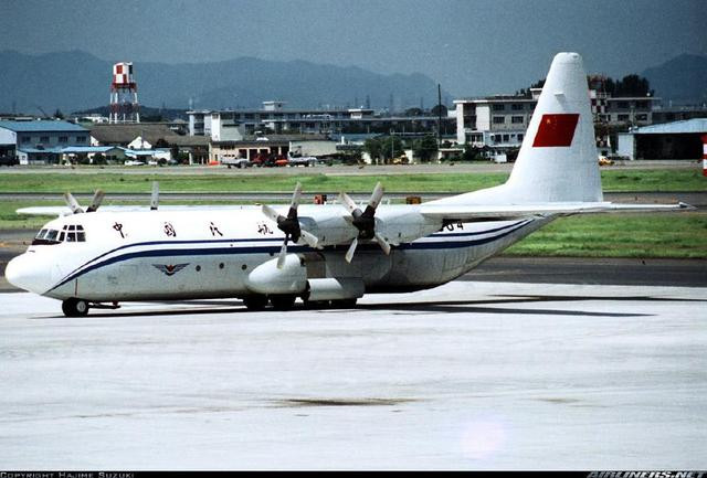 Một số quốc gia đã sử dụng loại máy bay vận tải này cho mục đích quân sự, như Indonesia, Libya, Algeria, Ecuador, Kuwait, Philippines, Ả Rập Saudi; và khi đó Trung Quốc đang thiếu máy bay vận tải quân sự, họ đã dùng những chiếc L-100 cho quân đội (nhưng vẫn sơn màu của China AIR). Ảnh: Chiếc L-100 (phiên bản dân sự của C130) mà Mỹ bán cho Trung Quốc - Nguồn: Sina.