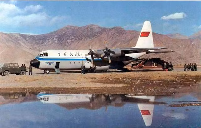 C-130 là máy bay vận tải quân sự do Lockheed Martin sản xuất, đã 2.500 chiếc máy bay loại này đã được sản xuất cho đến nay. Có nhiều mẫu máy bay vận tải loại này. Phiên bản mà Mỹ bán cho Trung Quốc là phiên bản dân sự của dòng L-100. Ảnh: Chiếc L-100 (phiên bản dân sự của C130) mà Mỹ bán cho Trung Quốc - Nguồn: Sina.