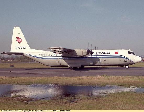 Vào giữa thập niên 1980, sau khi Trung Quốc mua máy bay trực thăng Black Hawk của Mỹ, họ đã có ý định mua máy bay vận tải C130 Hercules làm phương tiện vận tải; vì vậy Mỹ đã đồng ý bán 2 chiếc C130, nhưng với màu sơn của hàng không dân dụng. Ảnh: Chiếc L-100 (phiên bản dân sự của C130) mà Mỹ bán cho Trung Quốc - Nguồn: Sina.