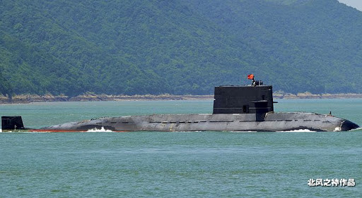 Dù cho còn nhiều sự nhập nhèm trong việc mua bán những chiếc tàu ngầm Diesel-điện mới giữa Thái Lan và Trung Quốc, đồng thời với đó là sự ảnh hưởng mạnh mẽ của COVID-19, tuy nhiên hơn bao giờ hết, hải quân Thái Lan cần phải có tàu ngầm vào lúc này, giữa tình hình Biển Đông đang vô cùng căng thẳng và các nước khác trong khu vực thì đang ra sức củng cố thêm nữa cho sức mạnh của mình. Ảnh: Tàu ngầm Type 039A trong một chuyến làm nhiệm vụ.