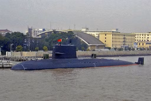 Chính trị gia Yutthapong Jarassathian của Đảng Pheu Thai lại một mực cho rằng, ông Tham mưu trưởng Hải quân Hoàng gia Thái Lan đã có một màn trả lời chưa hề thuyết phục, và rằng bản hợp đồng mua bán giữa Thái Lan và Trung Quốc mà viên sĩ quan đưa ra là hoàn toàn vô giá trị. Theo đó, bản hợp đồng chỉ có chỉ có chữ ký của Tổng tư lệnh hải quân Thái Lan và một công ty Trung Quốc, cả hai chủ thể này đề không thể đại diện được cho chính phủ hai nước. Ảnh: Tàu ngầm Type 039A tại cảng nhà.