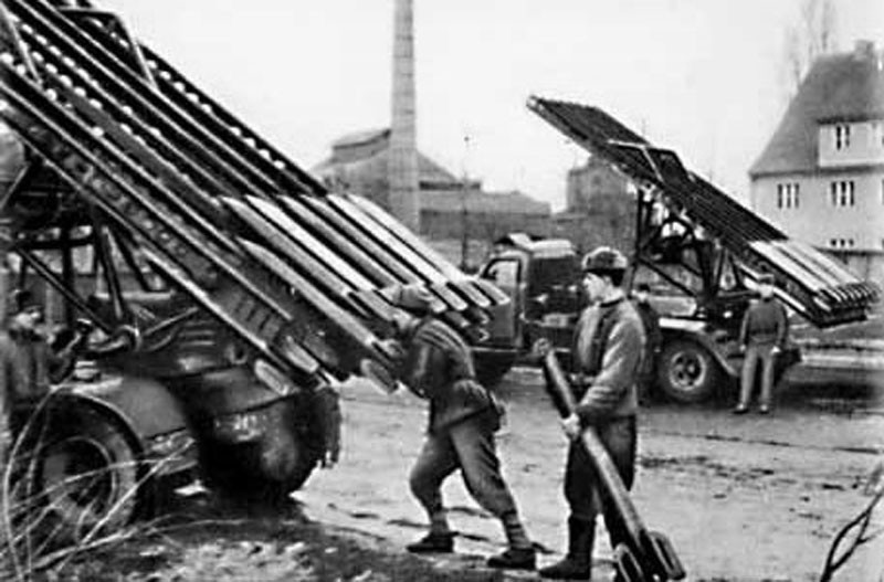 Tuy nhiên với sức mạnh khủng khiếp, BM-13 thực sự khiến cho quân Đức khiếp sợ trên chiến trường, gây ra tinh thần hoảng loạn và mất bình tĩnh bởi sự công phá ghê gớm của hàng tấn thuốc nổ trên một khu vực rộng lớn. Ảnh: TL. 
