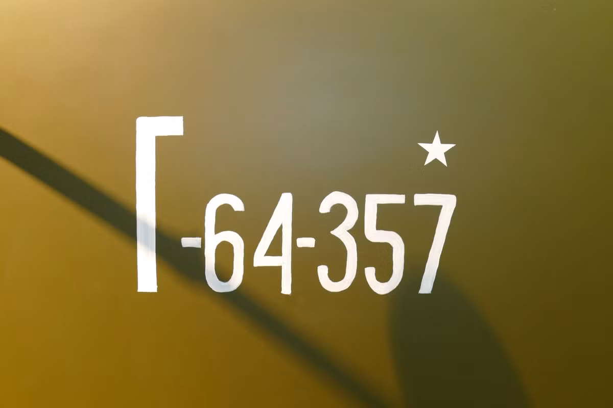 Đến cuối năm 1942, quân đội Liên Xô có tổng cộng 3.237 hệ thống pháo phản lực BM-13 và sau thế chiến họ đã sản xuất khoảng 10.000 khẩu Katyusha. Những hệ thống này tiếp tục được Liên Xô sử dụng cho đến thời kỳ chiến tranh lạnh trước khi được thay thế bởi loại pháo phản lực hiện đại hơn là BM-21. Liên Xô cũng đã xuất khẩu BM-13 đến nhiều nơi trên thế giới và trong đó có Việt Nam. Ảnh: Cận cảnh số hiệu của một bệ phóng BM-13