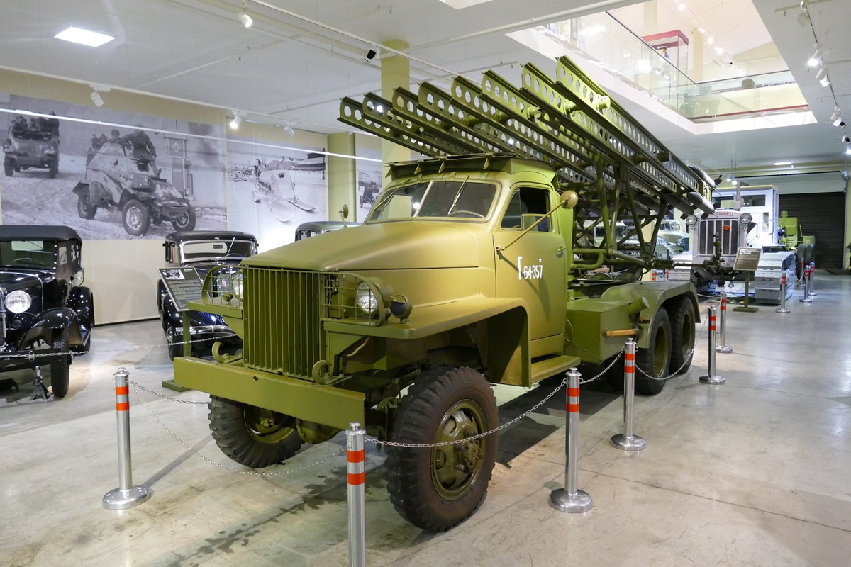 Hệ thống pháo phản lực phóng loạt BM-13 sử dụng các rocket RS-83 cỡ nòng 132mm vốn đã được sản xuất rất lâu từ trước nhưng được trang bị cho các máy bay để tấn công mặt đất. Về cơ bản, chi phí sản xuất một hệ thống BM-13 tương đối rẻ và nhanh chóng, lại đáp ứng tốt nhu cầu chi viện hỏa lực cao của Hồng quân trên chiến trường.