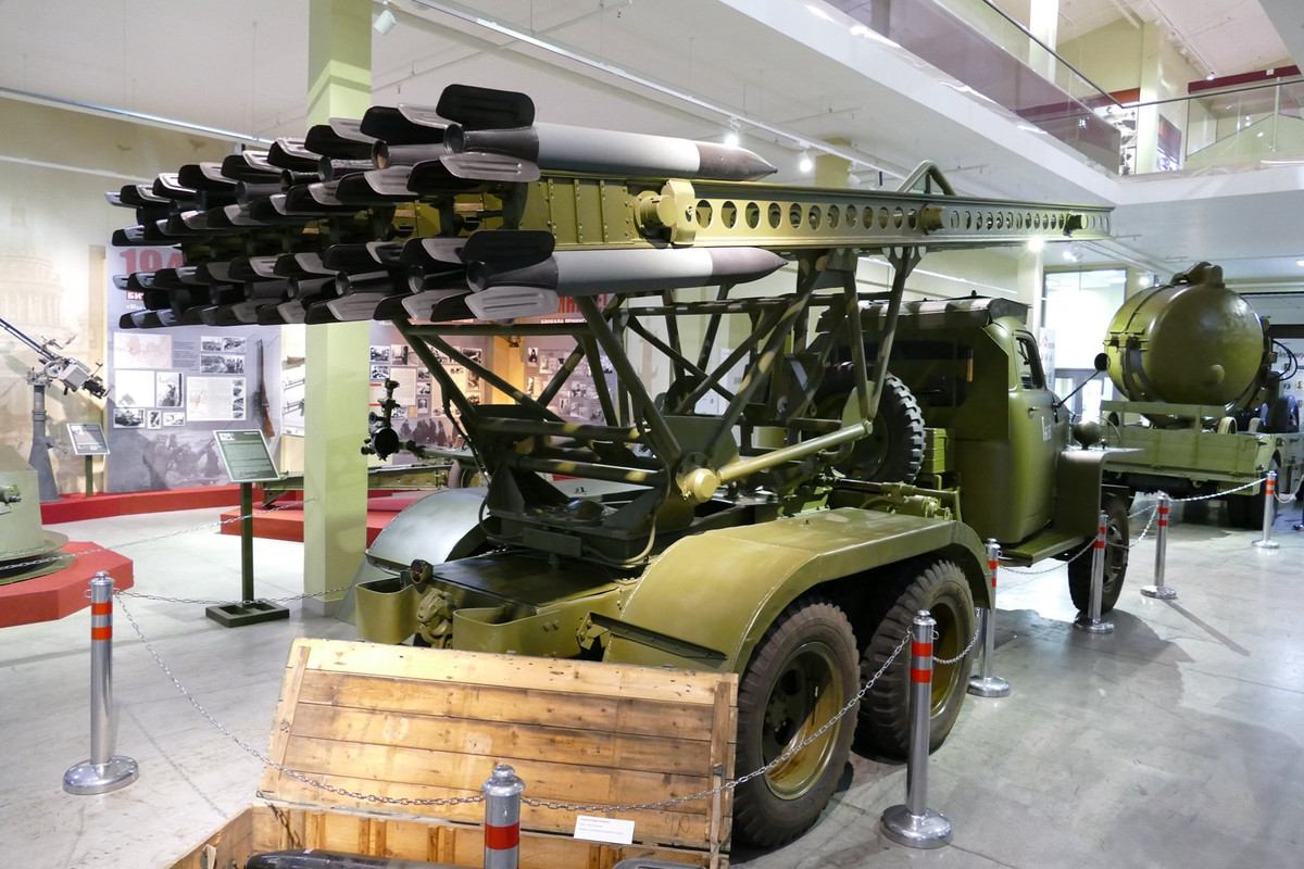 Ở thời điểm đưa vào biên chế Hồng quân, pháo phản lực BM-13 Katyusha được xếp vào loại vũ khí tuyệt mật, mọi thông số đều được giấu kín, mỗi bệ phóng đều có thiết bị nổ để ngăn không cho người Đức có thể bắt sống nó trên chiến trường. Các đơn vị pháo phản lực cũng được đặt tên là các đơn vị cối cận vệ để đánh lạc hướng. Ảnh: Cận cảnh bệ phóng và rocket của BM-13.