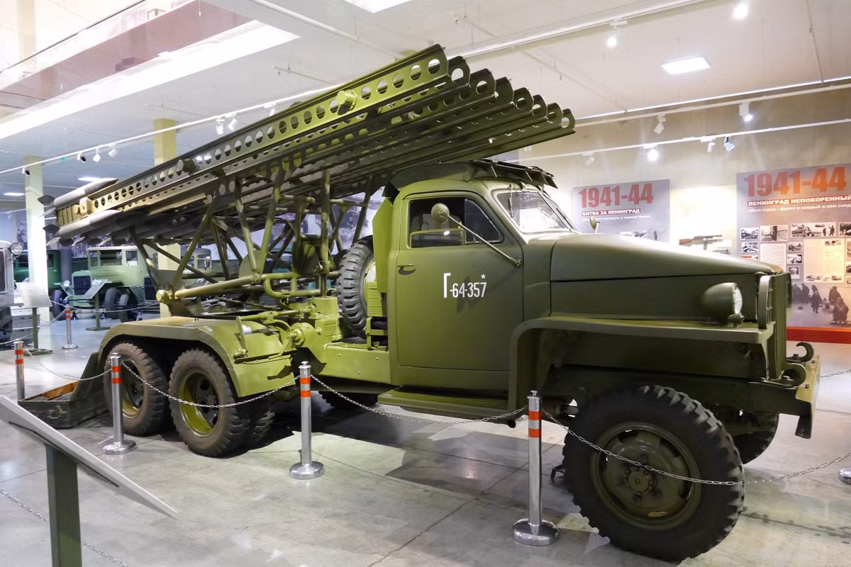 Dàn phóng có thiết kế khá đơn giản, bao gồm một giá có gắn những thanh phóng bằng thép, là chỗ đặt đạn phản lực; với bộ khung gập để nâng thanh phóng lên vị trí thuận lợi để khai hỏa. Mỗi xe tải có từ 14 tới 48 bộ phóng.