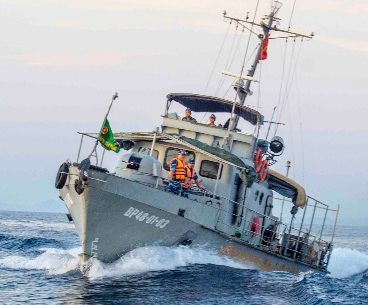 Trong số báo mới ra ngày 8/6, báo Biên Phòng đã cho người đọc chứng kiến tận mắt những con tàu tuần tra ra khơi làm nhiệm vụ, cùng với đó là phần nào nội thất con tàu. Dễ dàng nhận ra đây là lớp tàu đề án 1400M Grif được Việt Nam nhập khẩu từ Nga và Ukraine. Ảnh: Tàu tuần tra đề án 1400M Grif của hải đoàn 48. Ảnh: Văn Chương